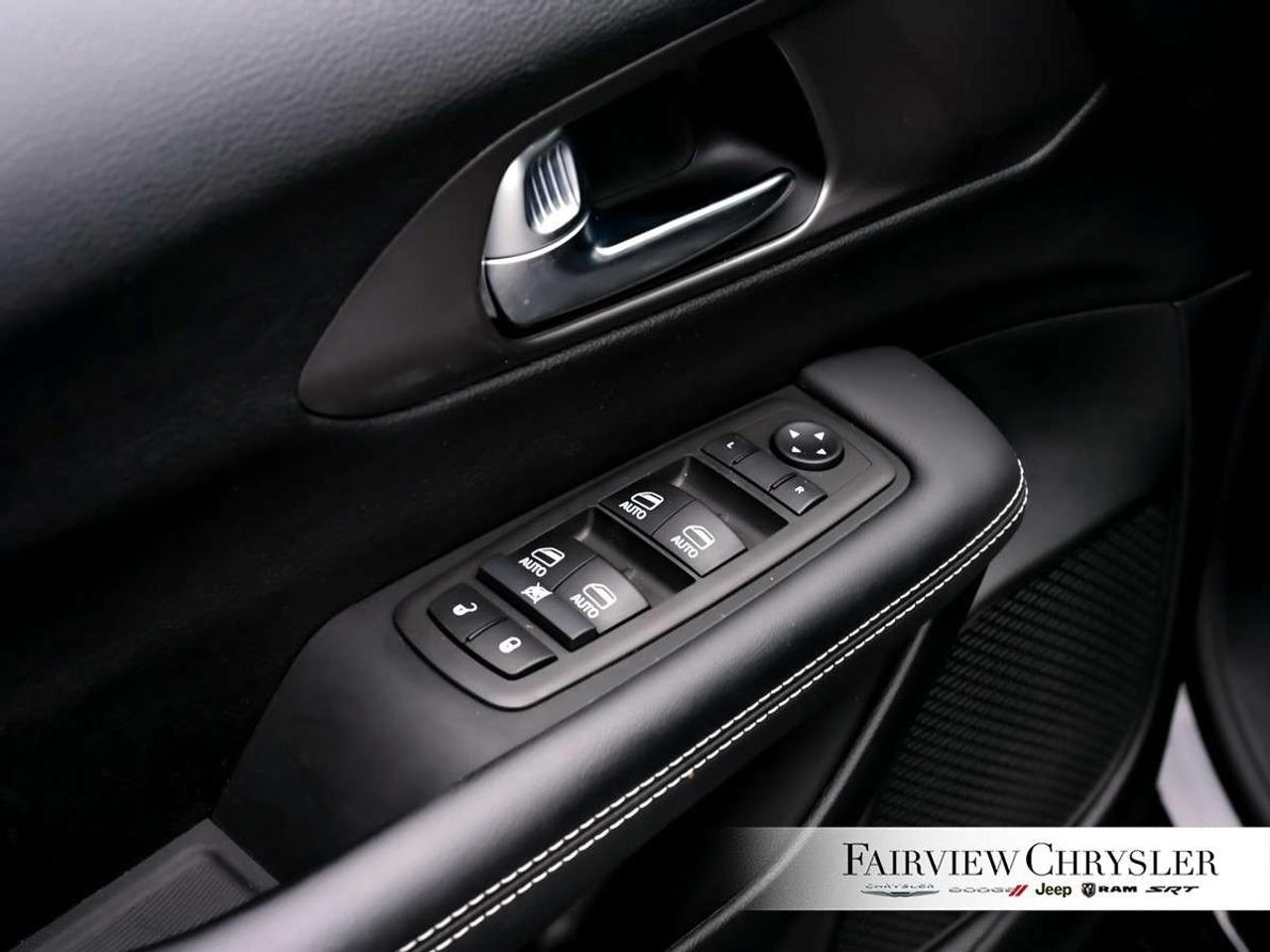 2026 Chrysler Grand Caravan SXT 2WD RUNNING BOARDS   CARPLAY   PWR SLIDING DOORS   REMOTE START   LEATHER Photo