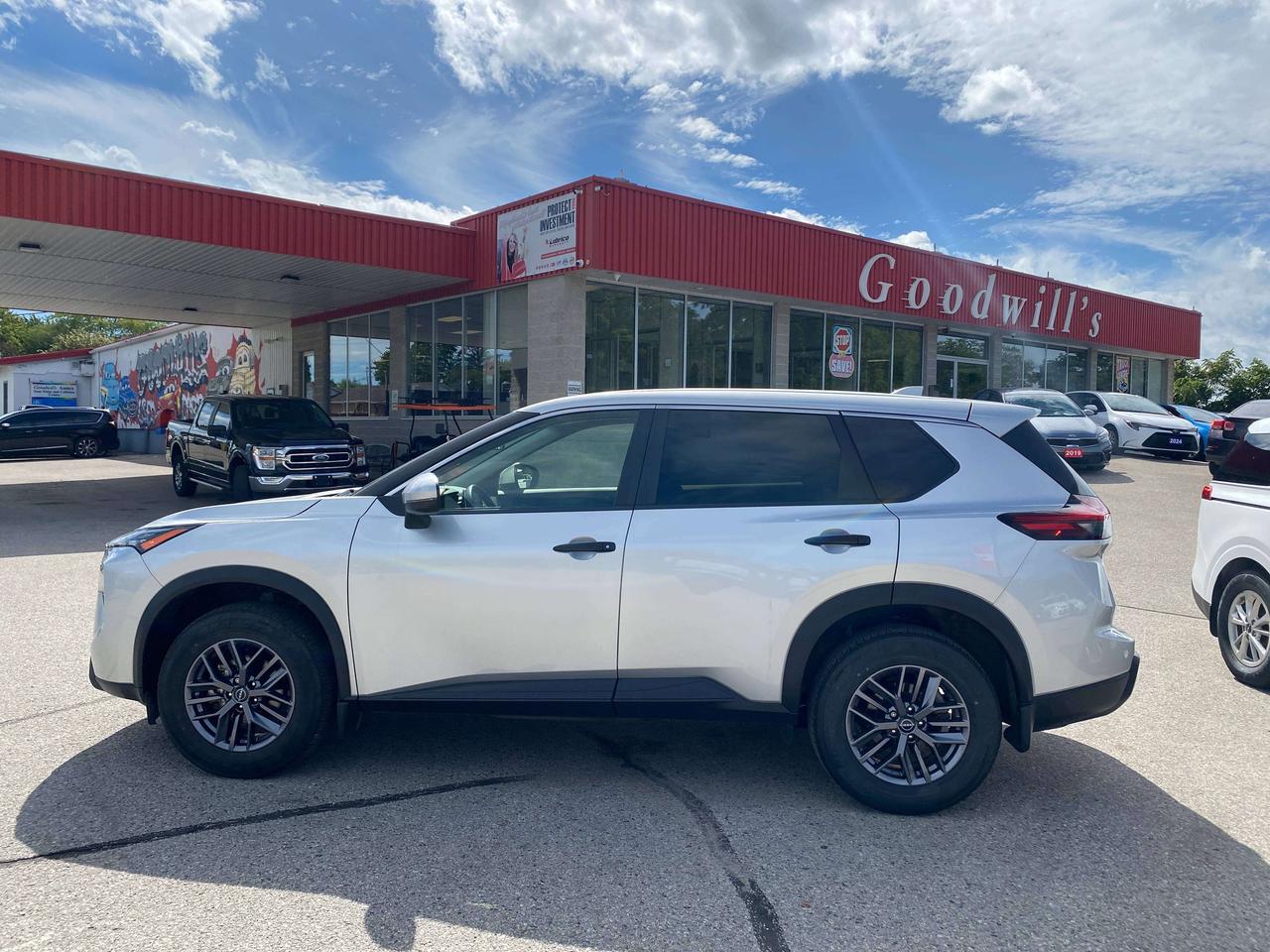 2024 Nissan Rogue S, AWD, REMOTE START, HEATED SEATS, BACK UP CAM! Photo4
