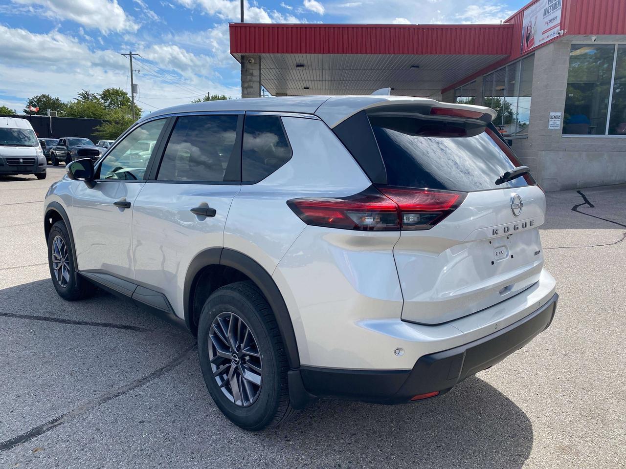 2024 Nissan Rogue S, AWD, REMOTE START, HEATED SEATS, BACK UP CAM! Photo