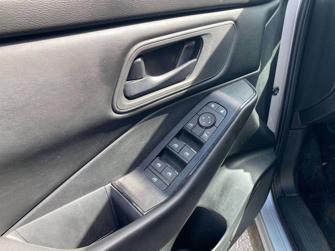 2024 Nissan Rogue S, AWD, REMOTE START, HEATED SEATS, BACK UP CAM! Photo