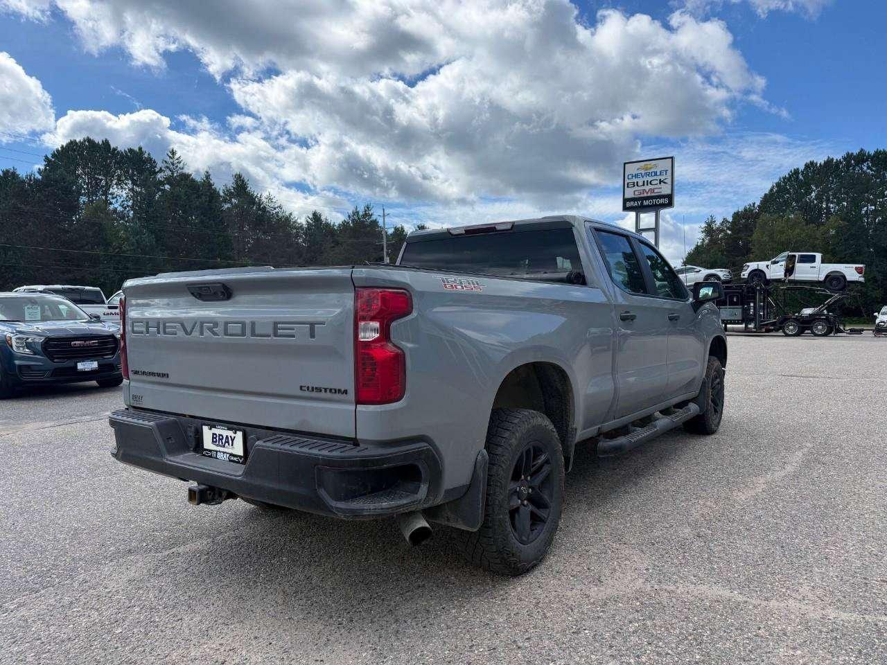 2024 Chevrolet Silverado 1500 RUNNING BOARDS. TONNEAU COVER. BEDLINER. ALL WETHER MATS. OFF ROAD SUSPENSION W/2 LIFT. TRAILERING PKG. Photo