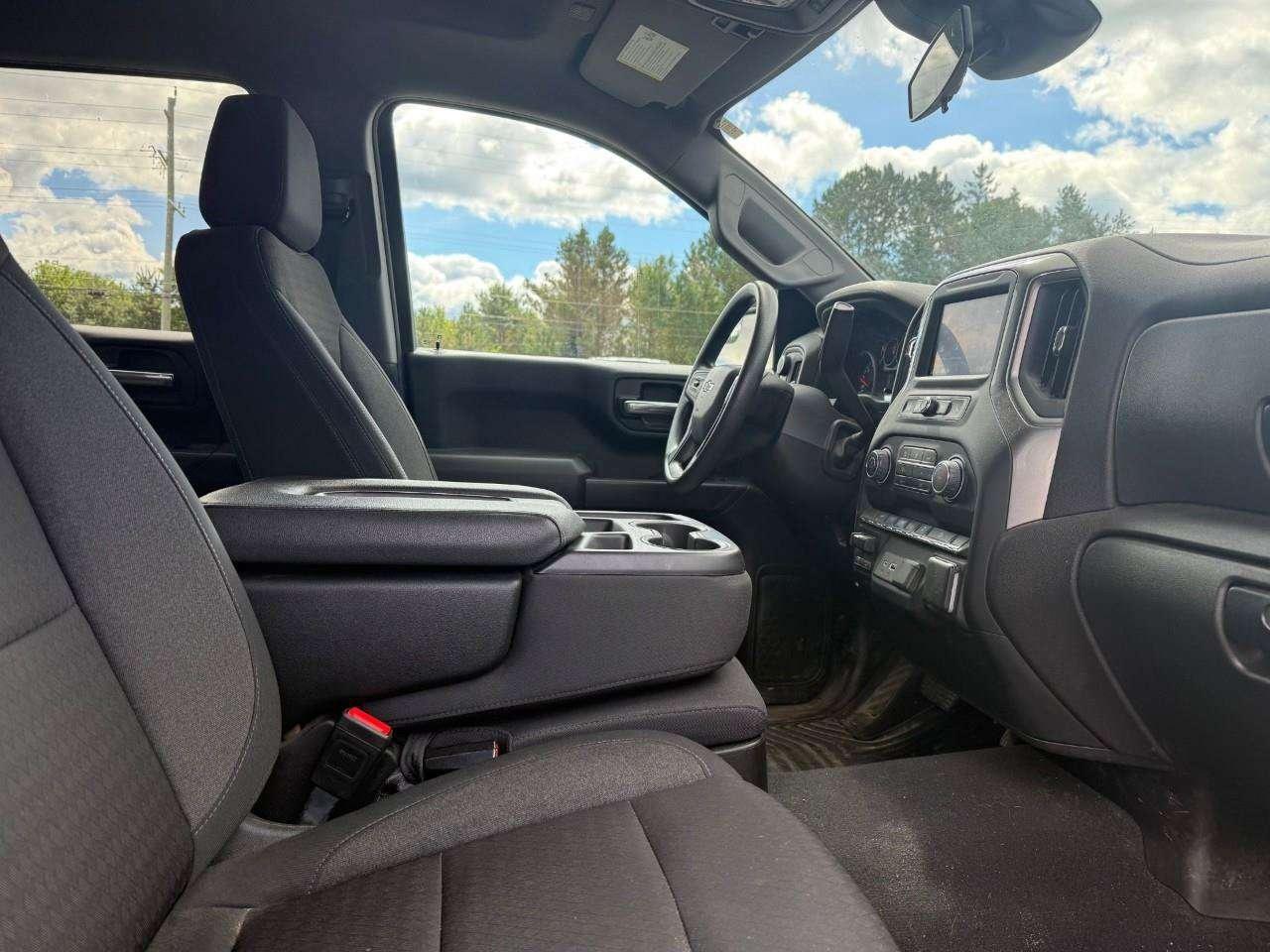 2024 Chevrolet Silverado 1500 RUNNING BOARDS. TONNEAU COVER. BEDLINER. ALL WETHER MATS. OFF ROAD SUSPENSION W/2 LIFT. TRAILERING PKG. Photo