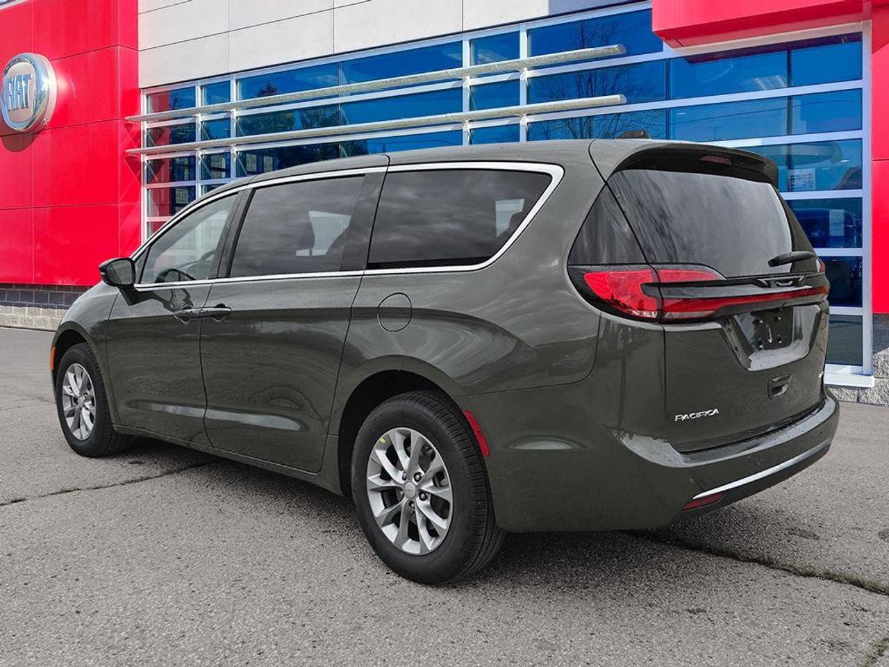 2027 Chrysler Pacifica Select | V6 | Leather Seats |Remote start | Photo2