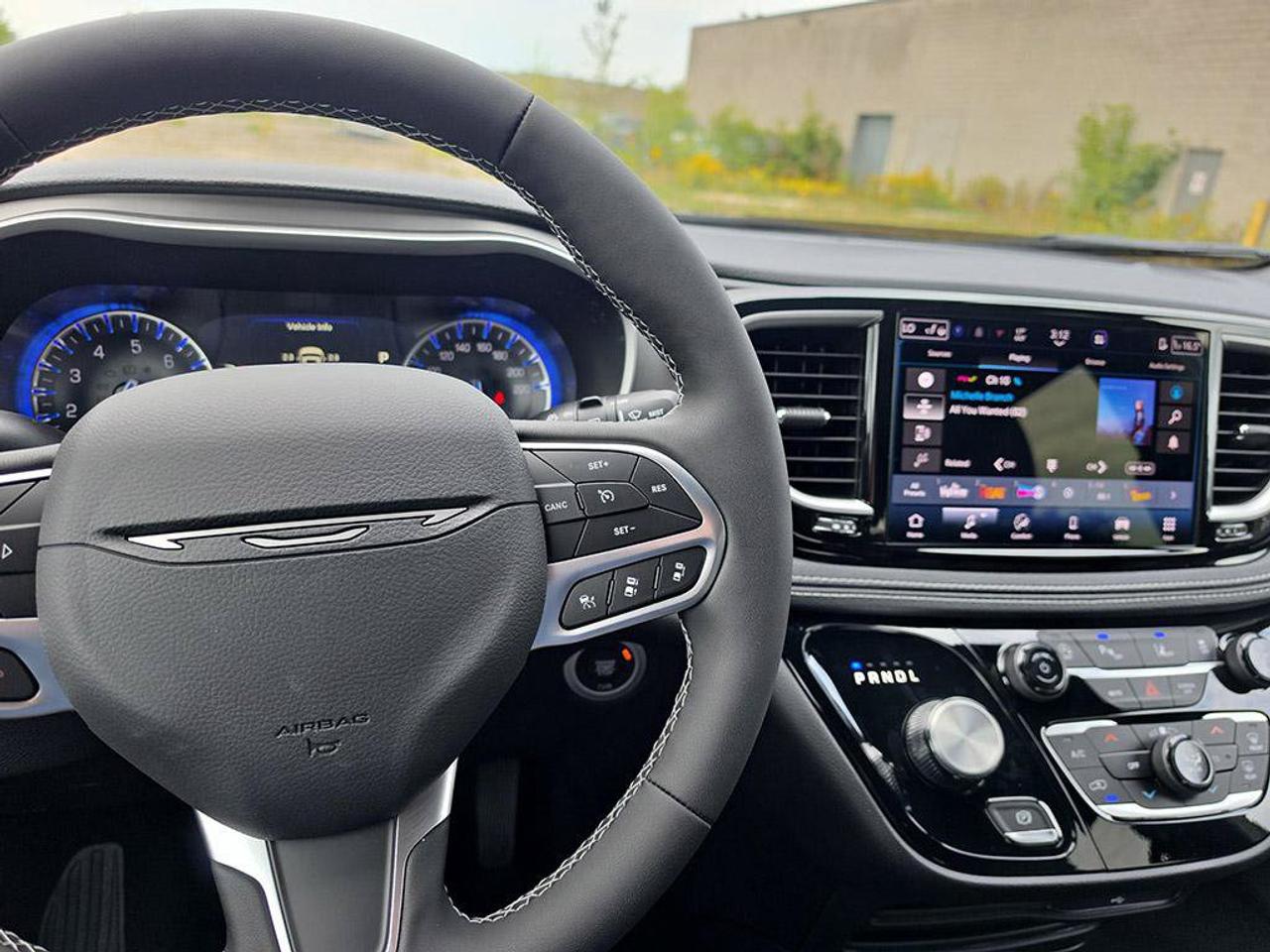2027 Chrysler Pacifica Select | V6 | Leather Seats |Remote start | Photo
