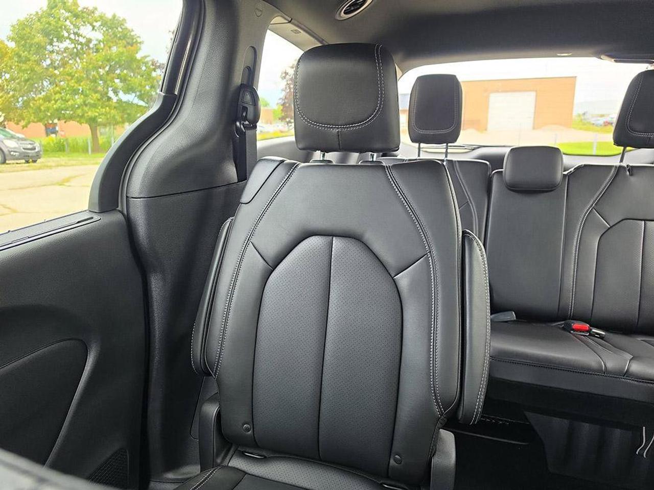 2027 Chrysler Pacifica Select | V6 | Leather Seats |Remote start | Photo