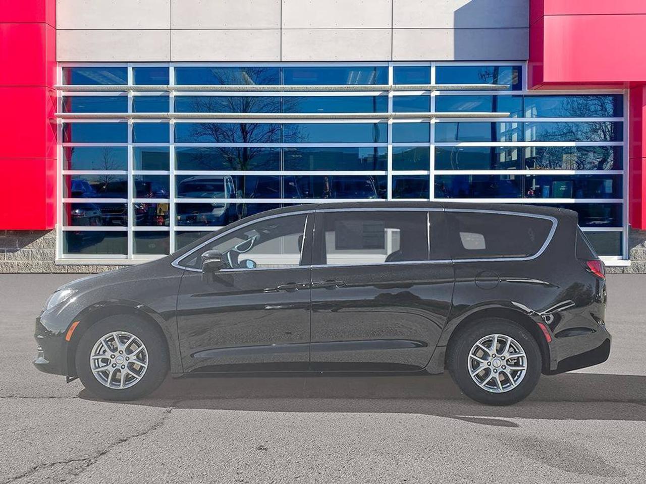 2027 Chrysler Grand Caravan SXT/POWER SLIDDING DOORS/ REMOTE START/HEATED SEATS AND STEERING WHEEL/ Photo5