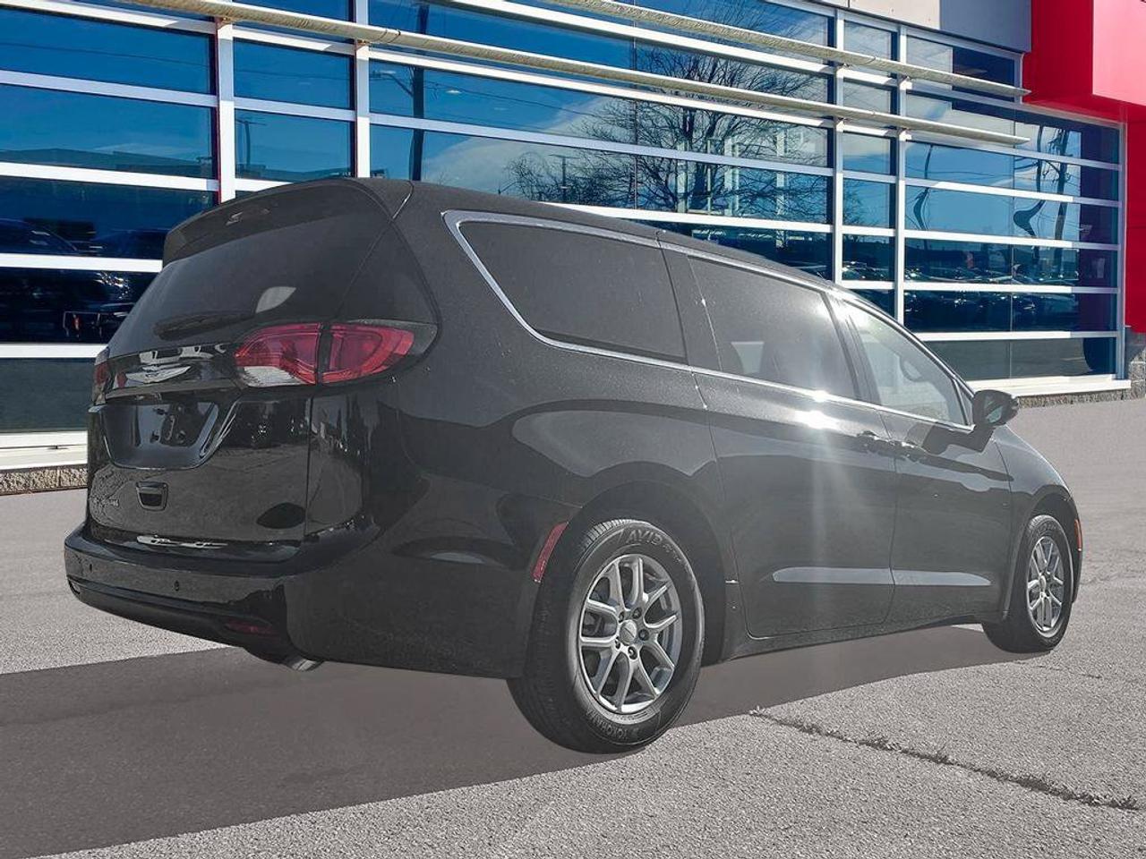 2027 Chrysler Grand Caravan SXT/POWER SLIDDING DOORS/ REMOTE START/HEATED SEATS AND STEERING WHEEL/ Photo