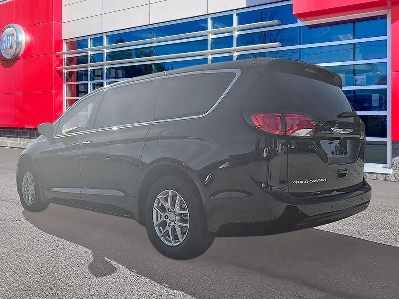 2027 Chrysler Grand Caravan SXT/POWER SLIDDING DOORS/ REMOTE START/HEATED SEATS AND STEERING WHEEL/ Photo