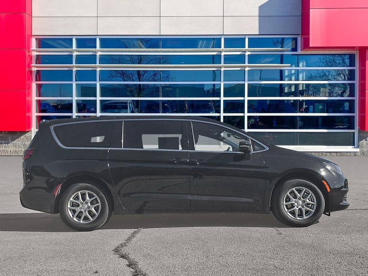 2027 Chrysler Grand Caravan SXT/POWER SLIDDING DOORS/ REMOTE START/HEATED SEATS AND STEERING WHEEL/ Photo