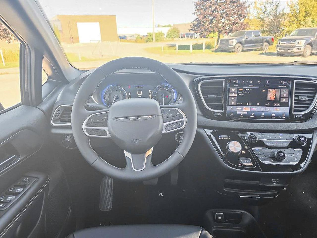2027 Chrysler Grand Caravan SXT/POWER SLIDDING DOORS/ REMOTE START/HEATED SEATS AND STEERING WHEEL/ Photo