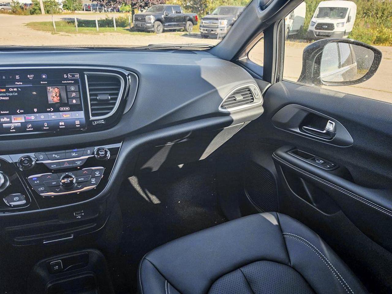 2027 Chrysler Grand Caravan SXT/POWER SLIDDING DOORS/ REMOTE START/HEATED SEATS AND STEERING WHEEL/ Photo