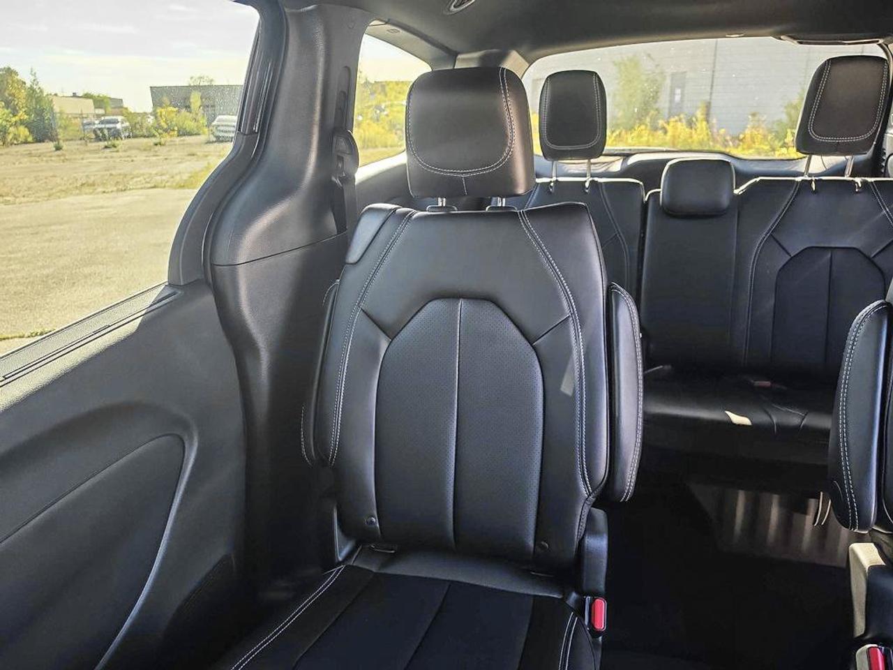 2027 Chrysler Grand Caravan SXT/POWER SLIDDING DOORS/ REMOTE START/HEATED SEATS AND STEERING WHEEL/ Photo