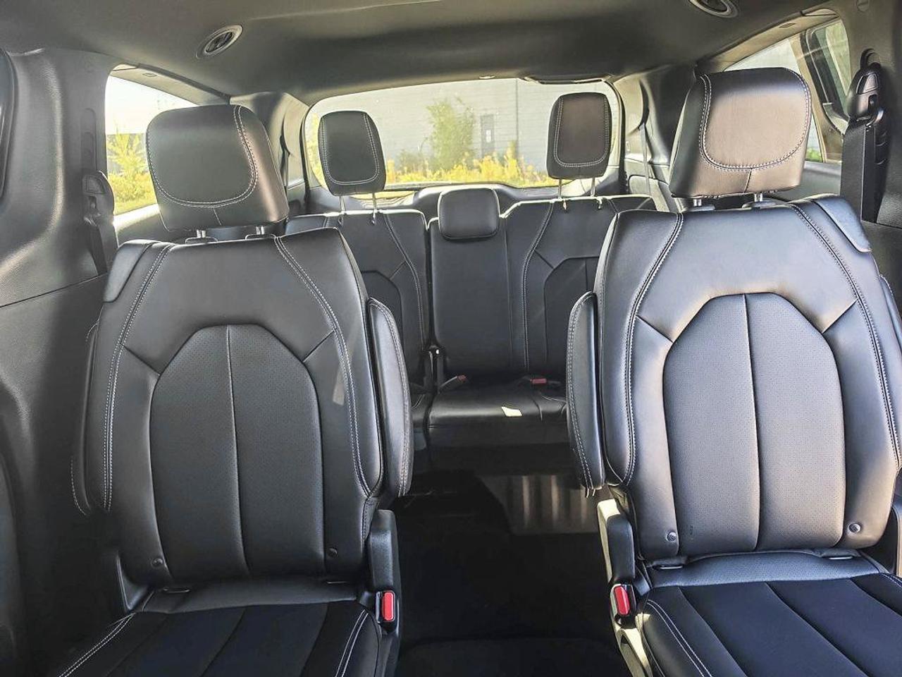 2027 Chrysler Grand Caravan SXT/POWER SLIDDING DOORS/ REMOTE START/HEATED SEATS AND STEERING WHEEL/ Photo