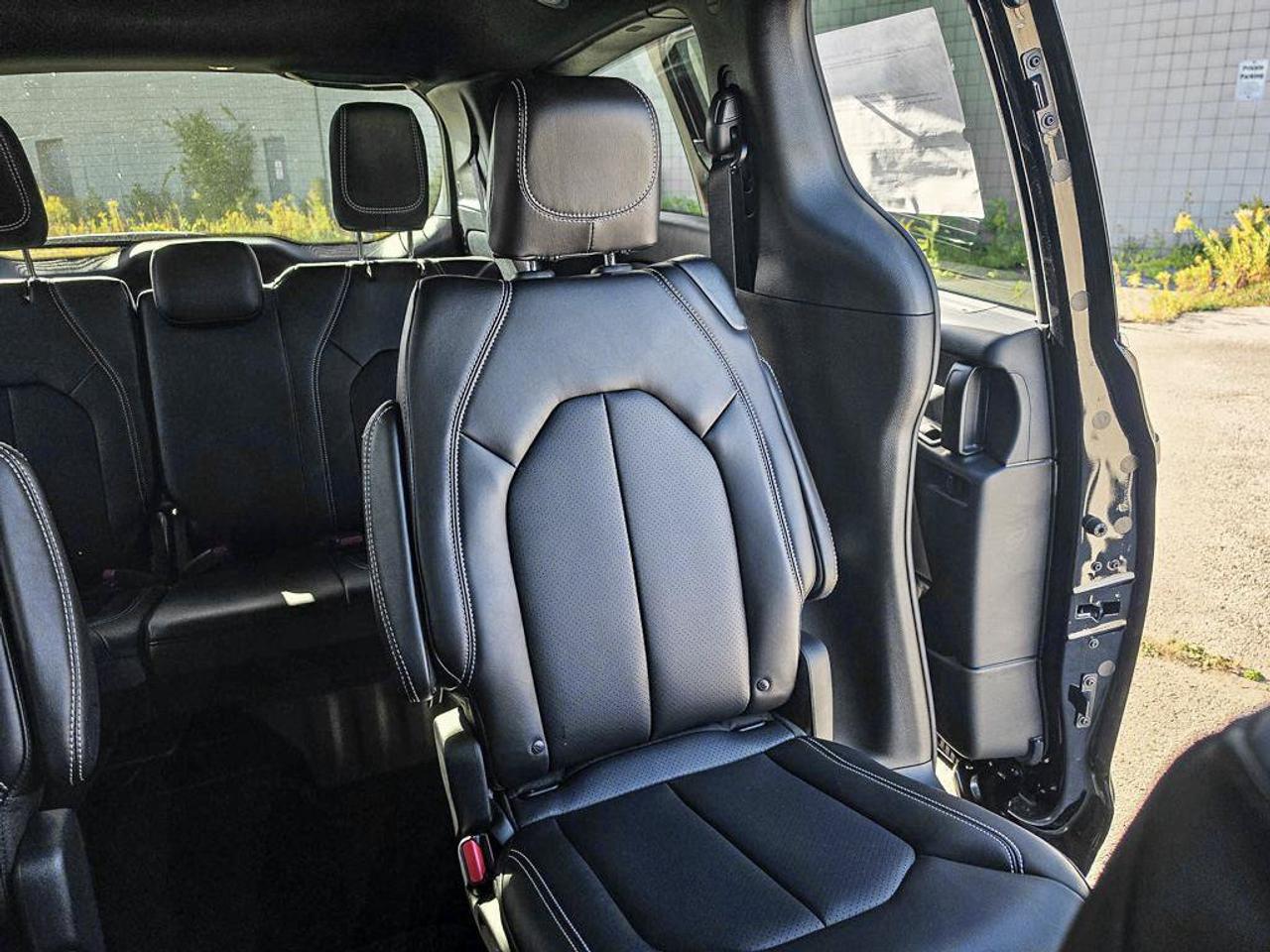 2027 Chrysler Grand Caravan SXT/POWER SLIDDING DOORS/ REMOTE START/HEATED SEATS AND STEERING WHEEL/ Photo
