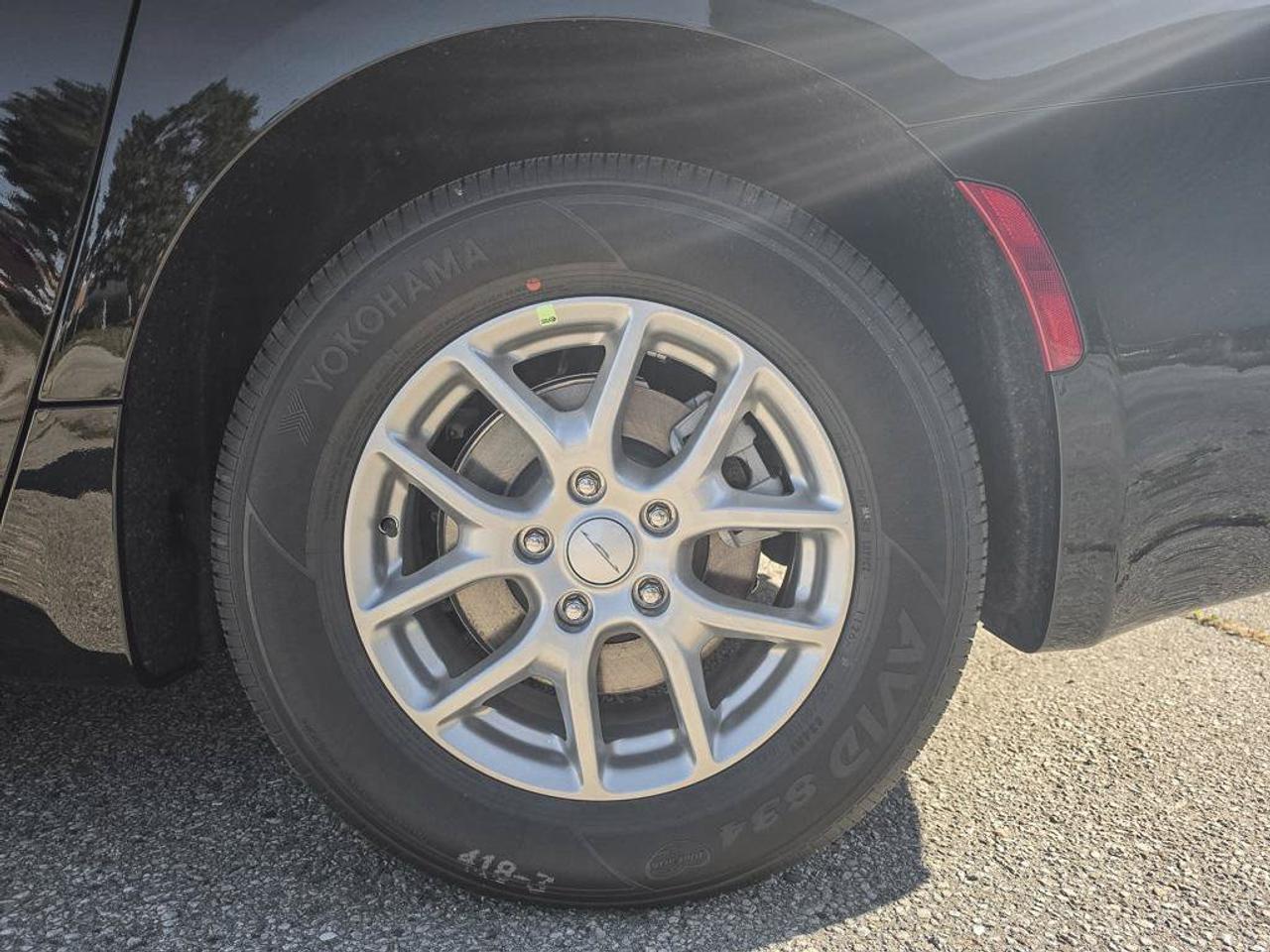 2027 Chrysler Grand Caravan SXT/POWER SLIDDING DOORS/ REMOTE START/HEATED SEATS AND STEERING WHEEL/ Photo