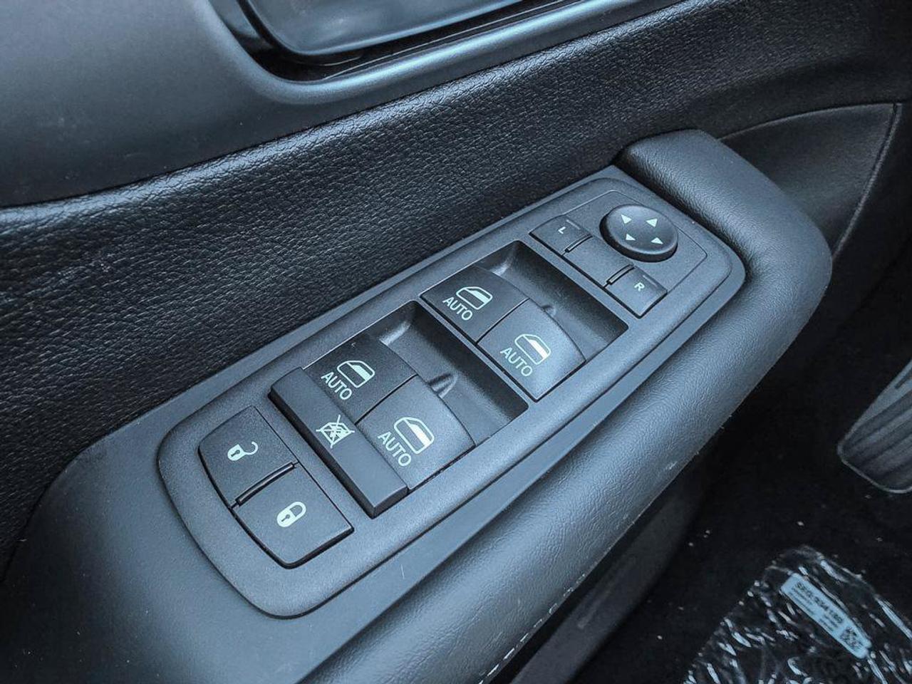 2027 Chrysler Grand Caravan SXT/POWER SLIDDING DOORS/ REMOTE START/HEATED SEATS AND STEERING WHEEL/ Photo