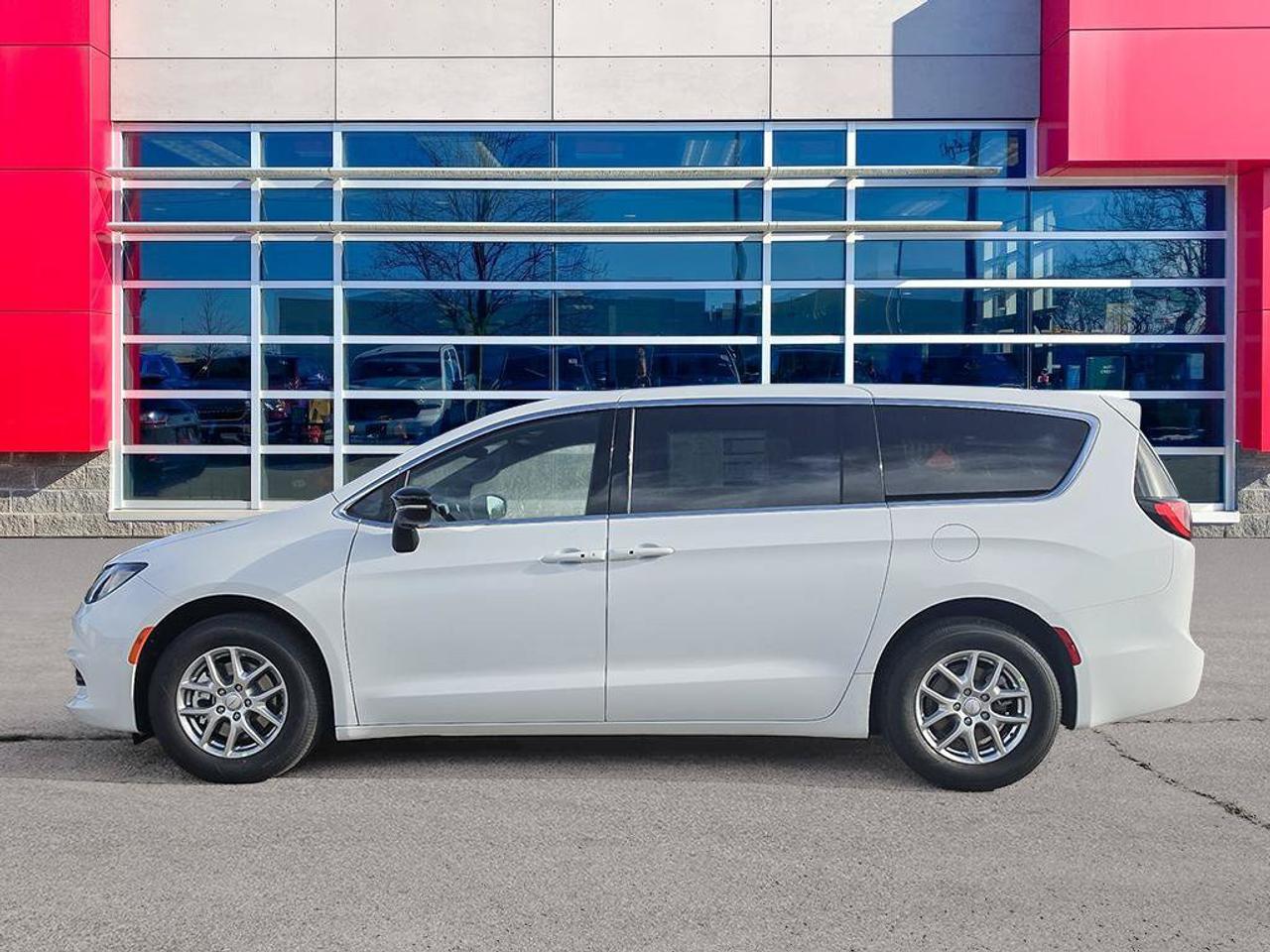 2027 Chrysler Grand Caravan SXT/POWER SLIDDING DOORS/ REMOTE START/HEATED SEATS AND STEERING WHEEL/ Photo5