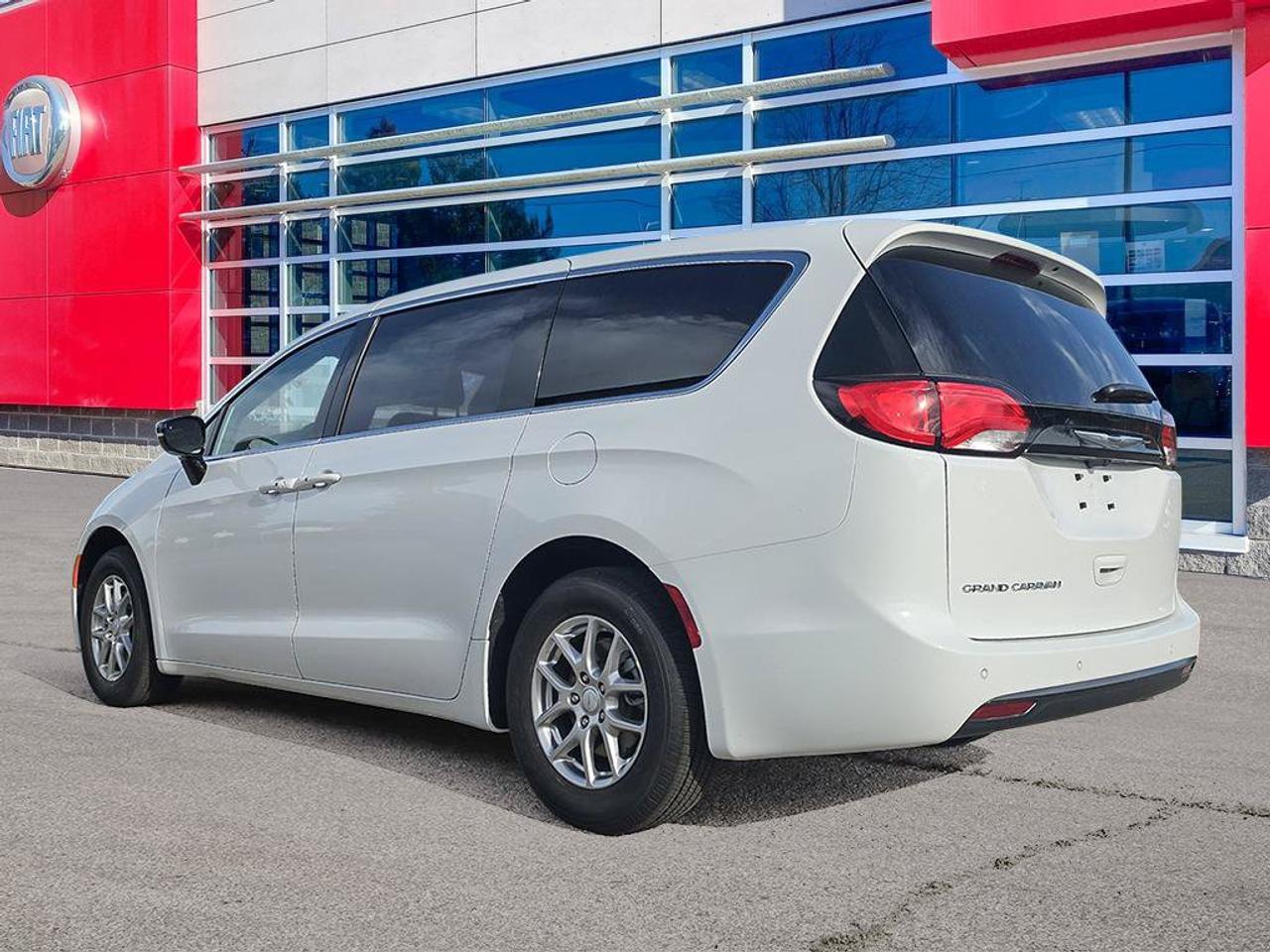 2027 Chrysler Grand Caravan SXT/POWER SLIDDING DOORS/ REMOTE START/HEATED SEATS AND STEERING WHEEL/ Photo