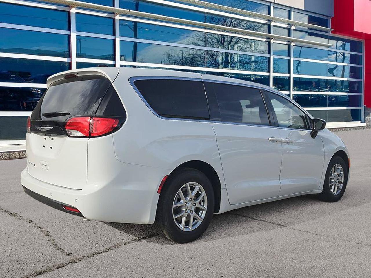 2027 Chrysler Grand Caravan SXT/POWER SLIDDING DOORS/ REMOTE START/HEATED SEATS AND STEERING WHEEL/ Photo4