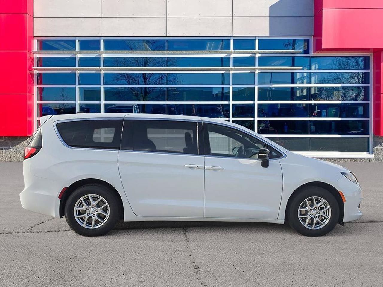2027 Chrysler Grand Caravan SXT/POWER SLIDDING DOORS/ REMOTE START/HEATED SEATS AND STEERING WHEEL/ Photo