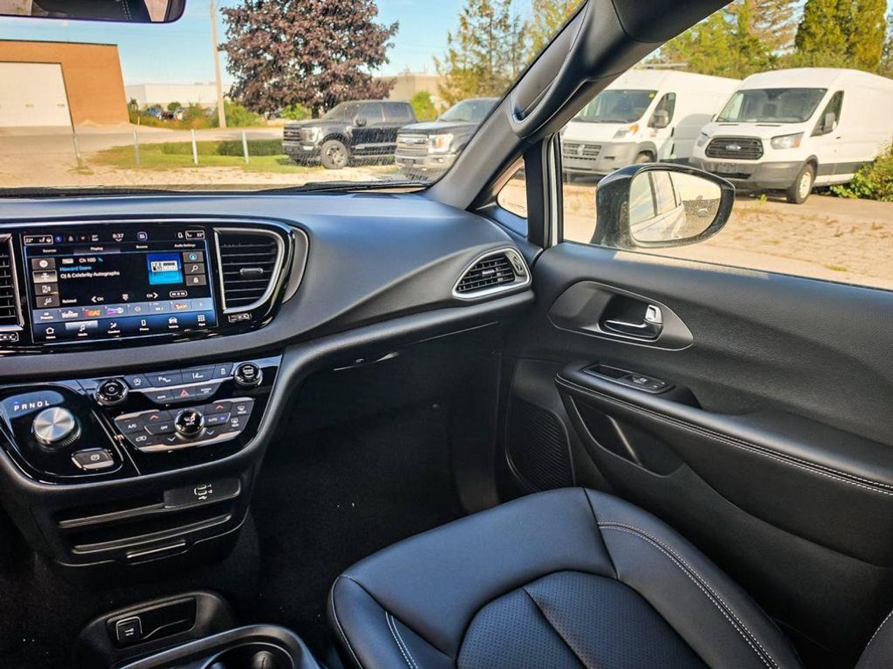 2027 Chrysler Grand Caravan SXT/POWER SLIDDING DOORS/ REMOTE START/HEATED SEATS AND STEERING WHEEL/ Photo