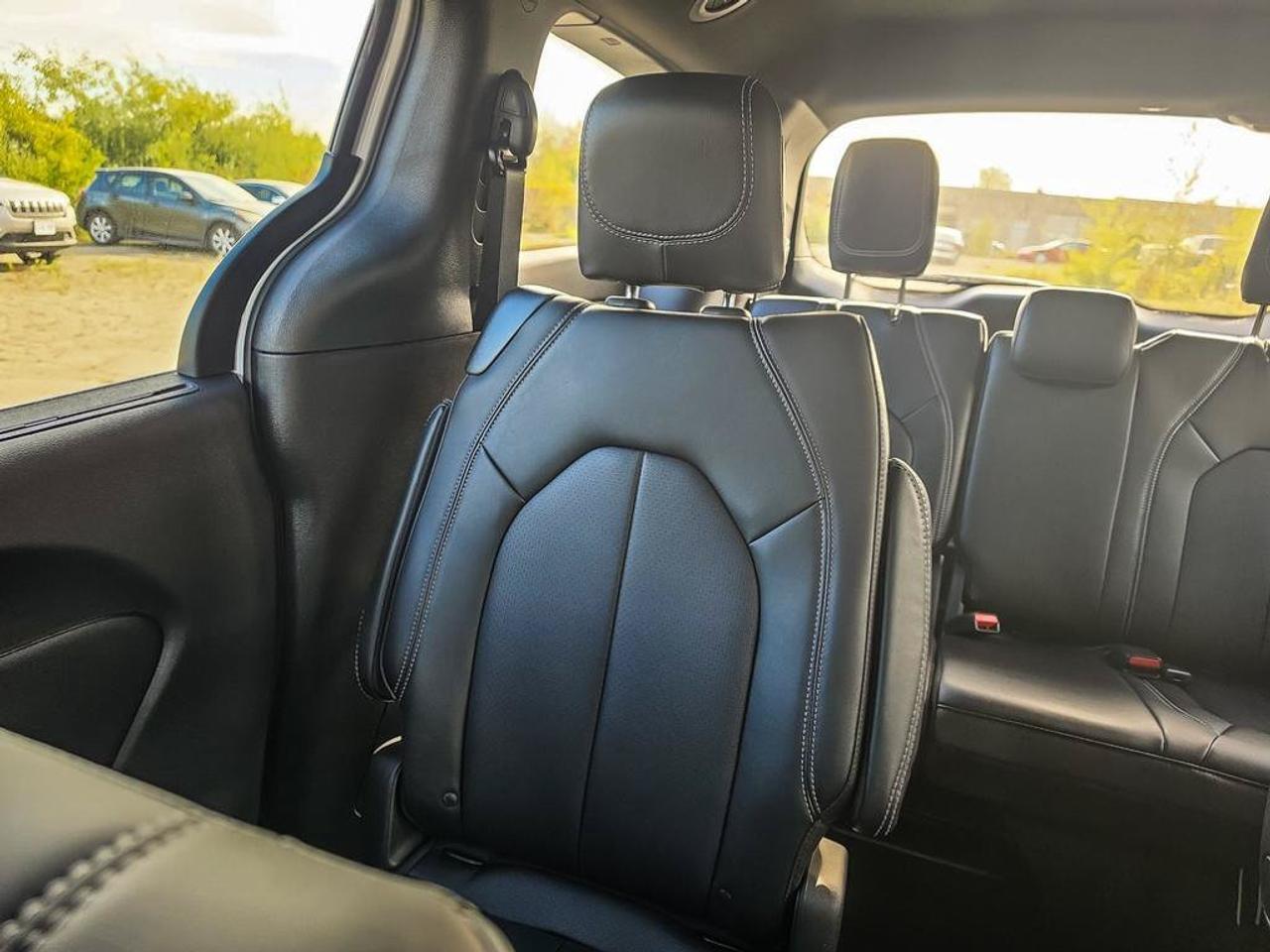 2027 Chrysler Grand Caravan SXT/POWER SLIDDING DOORS/ REMOTE START/HEATED SEATS AND STEERING WHEEL/ Photo
