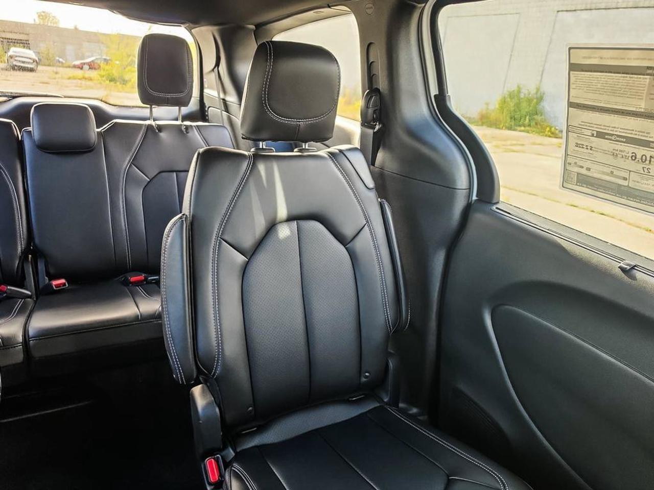 2027 Chrysler Grand Caravan SXT/POWER SLIDDING DOORS/ REMOTE START/HEATED SEATS AND STEERING WHEEL/ Photo