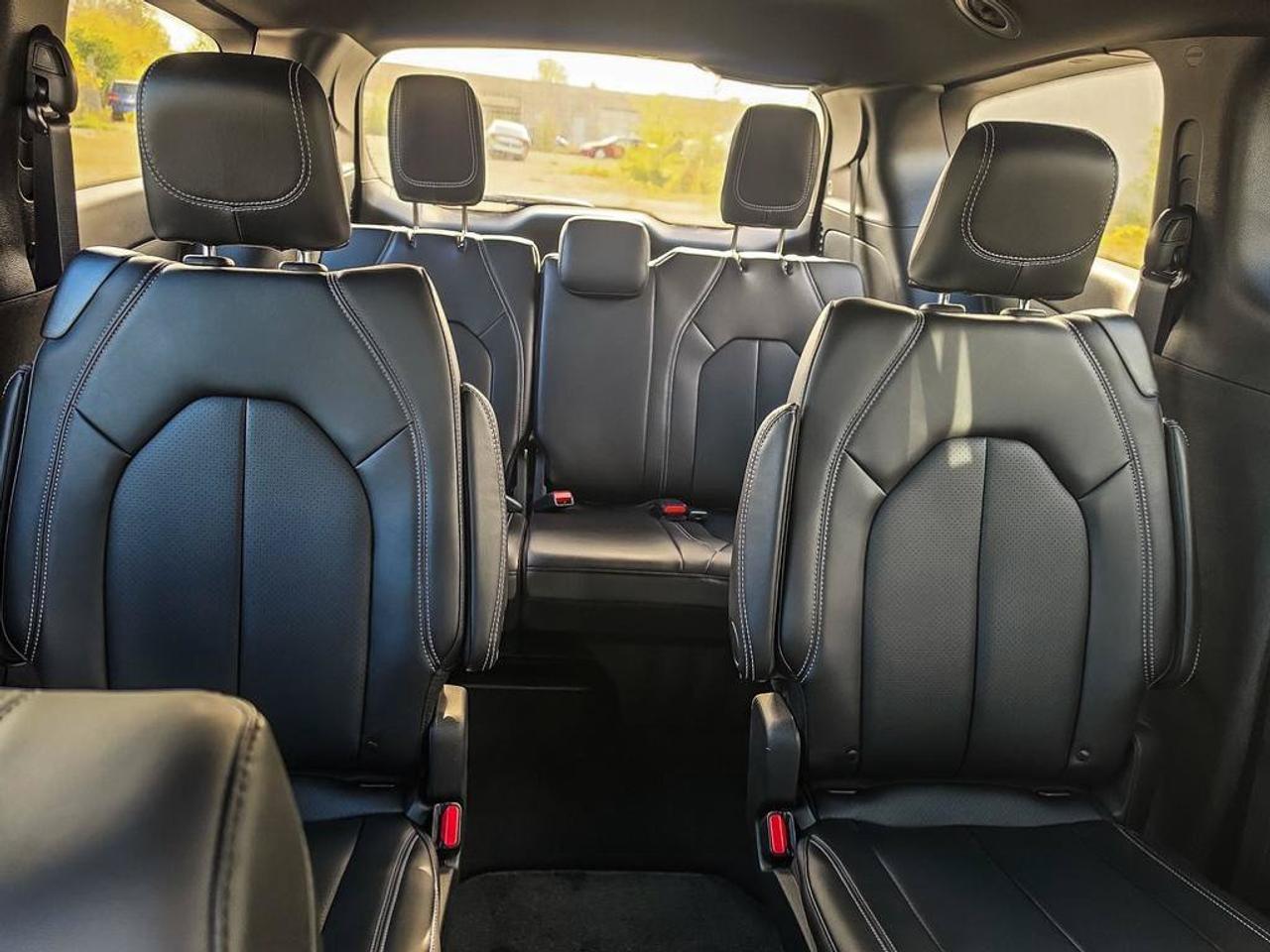2027 Chrysler Grand Caravan SXT/POWER SLIDDING DOORS/ REMOTE START/HEATED SEATS AND STEERING WHEEL/ Photo