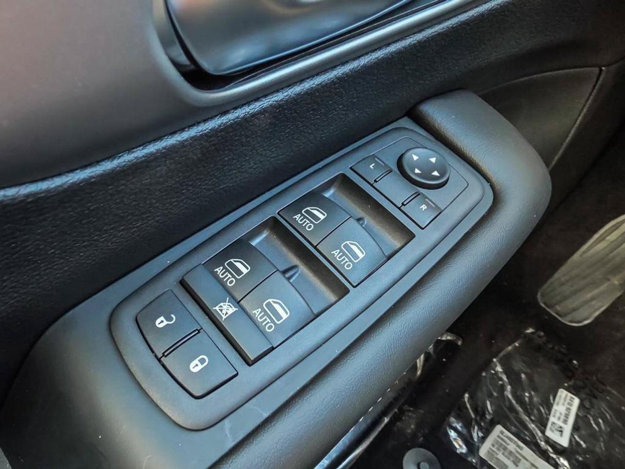 2027 Chrysler Grand Caravan SXT/POWER SLIDDING DOORS/ REMOTE START/HEATED SEATS AND STEERING WHEEL/ Photo