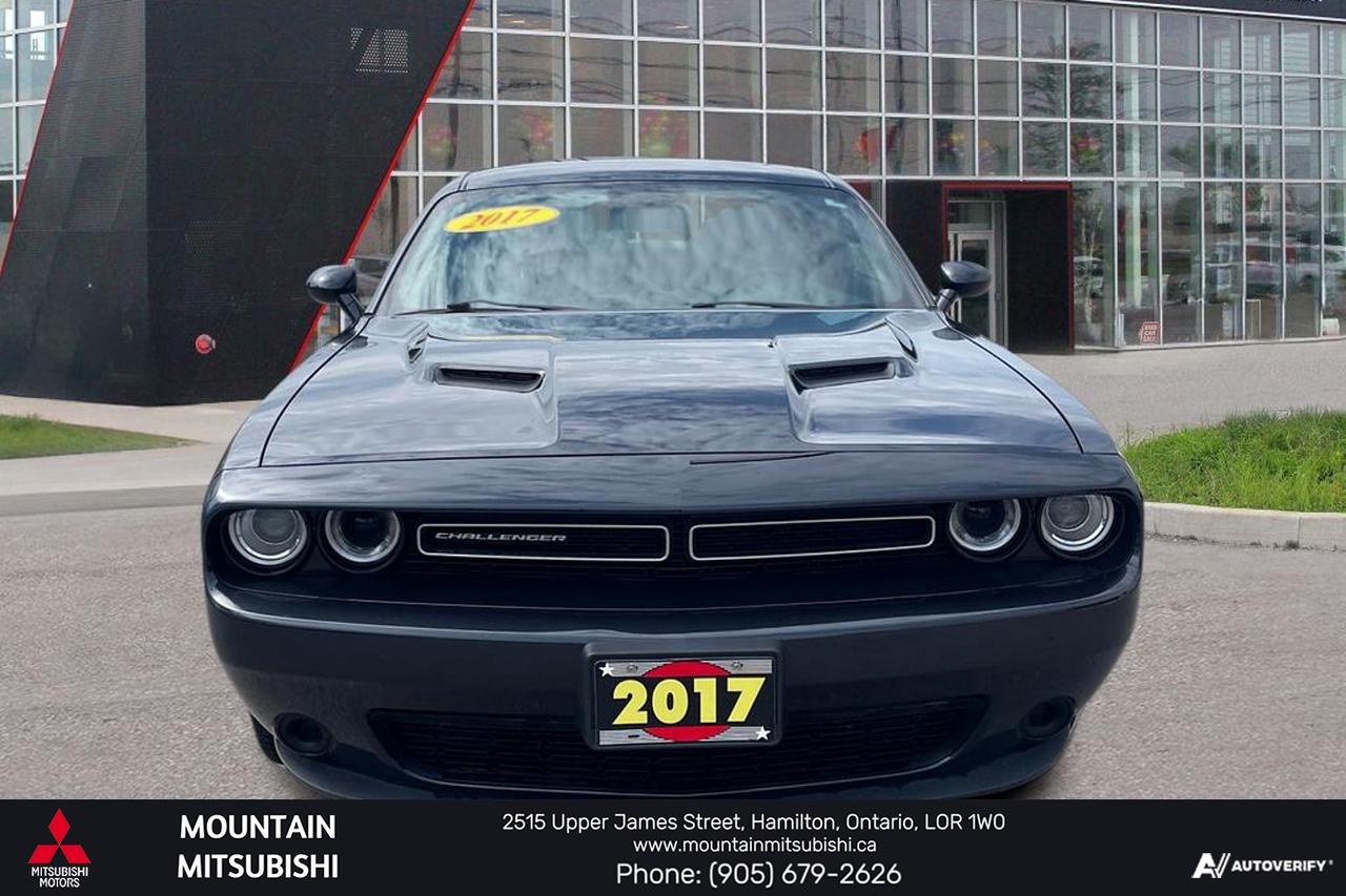 2017 Dodge Challenger SXT Photo5