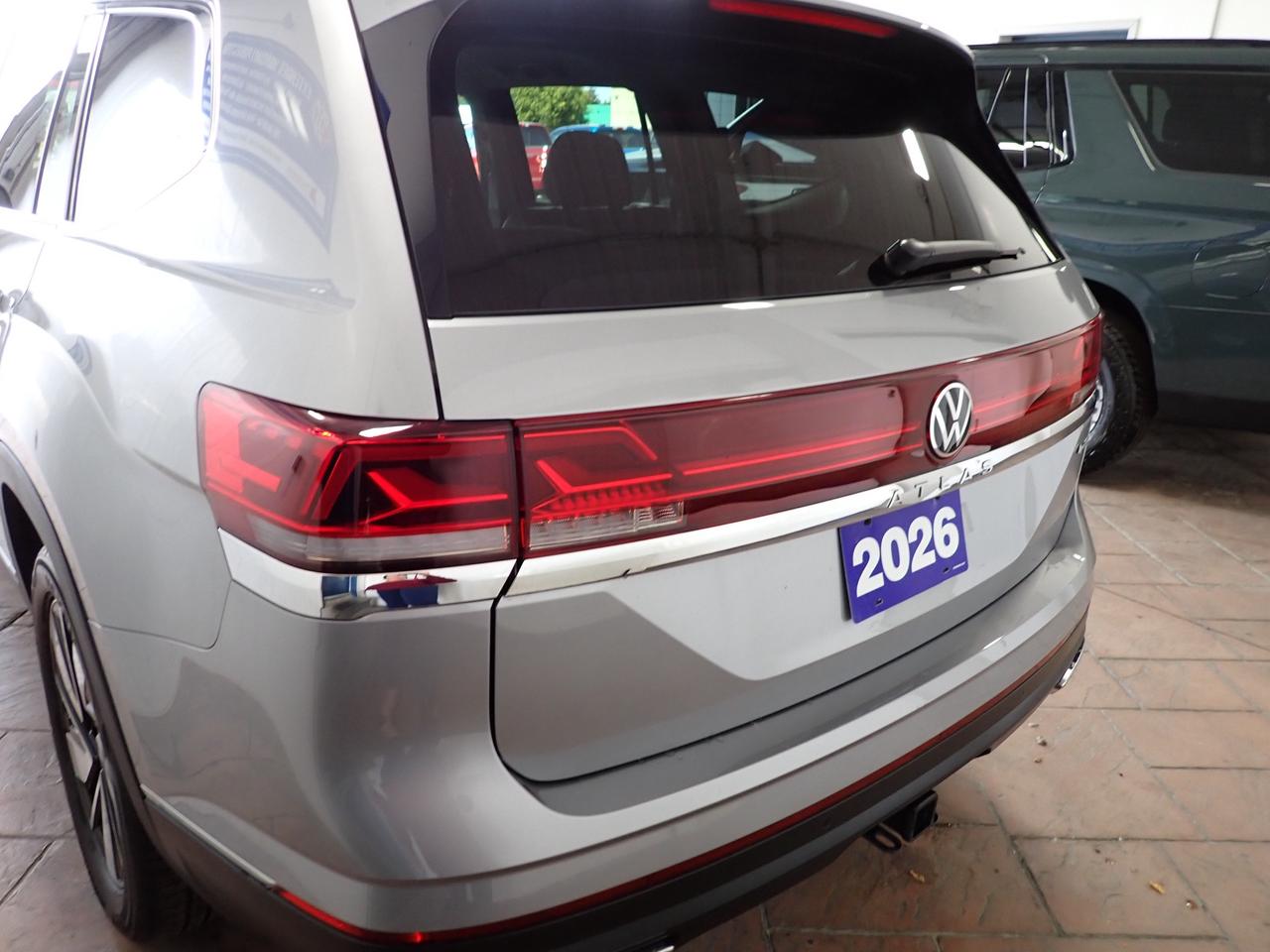 2026 Volkswagen Atlas Highline 4WD 6 PASS LEATHER NAVI SUNROOF Photo3