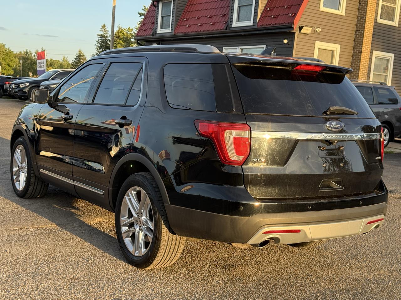 2017 Ford Explorer 4WD 4dr XLT Photo4