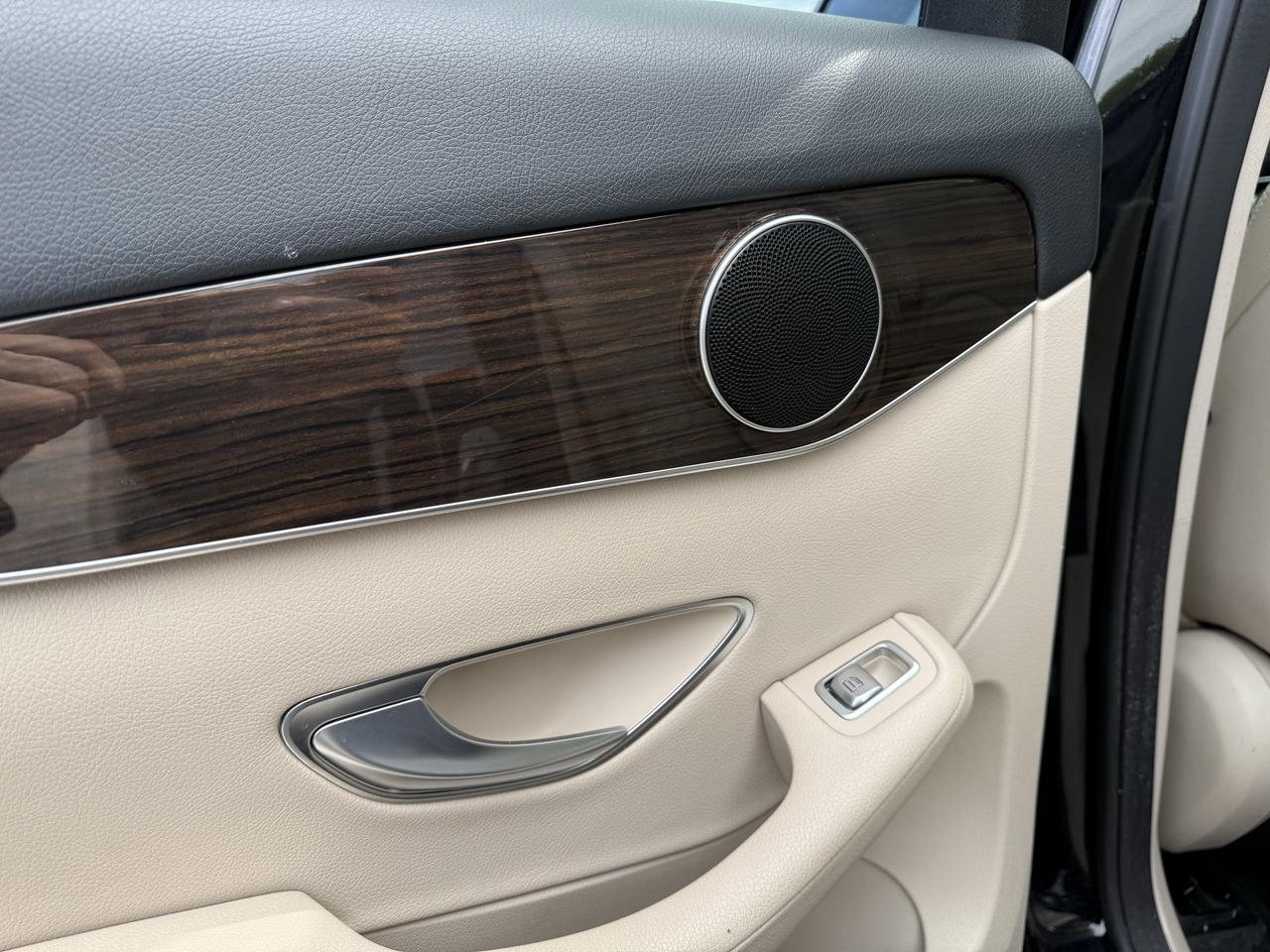 2019 Mercedes-Benz GLC-Class GLC 300 Photo