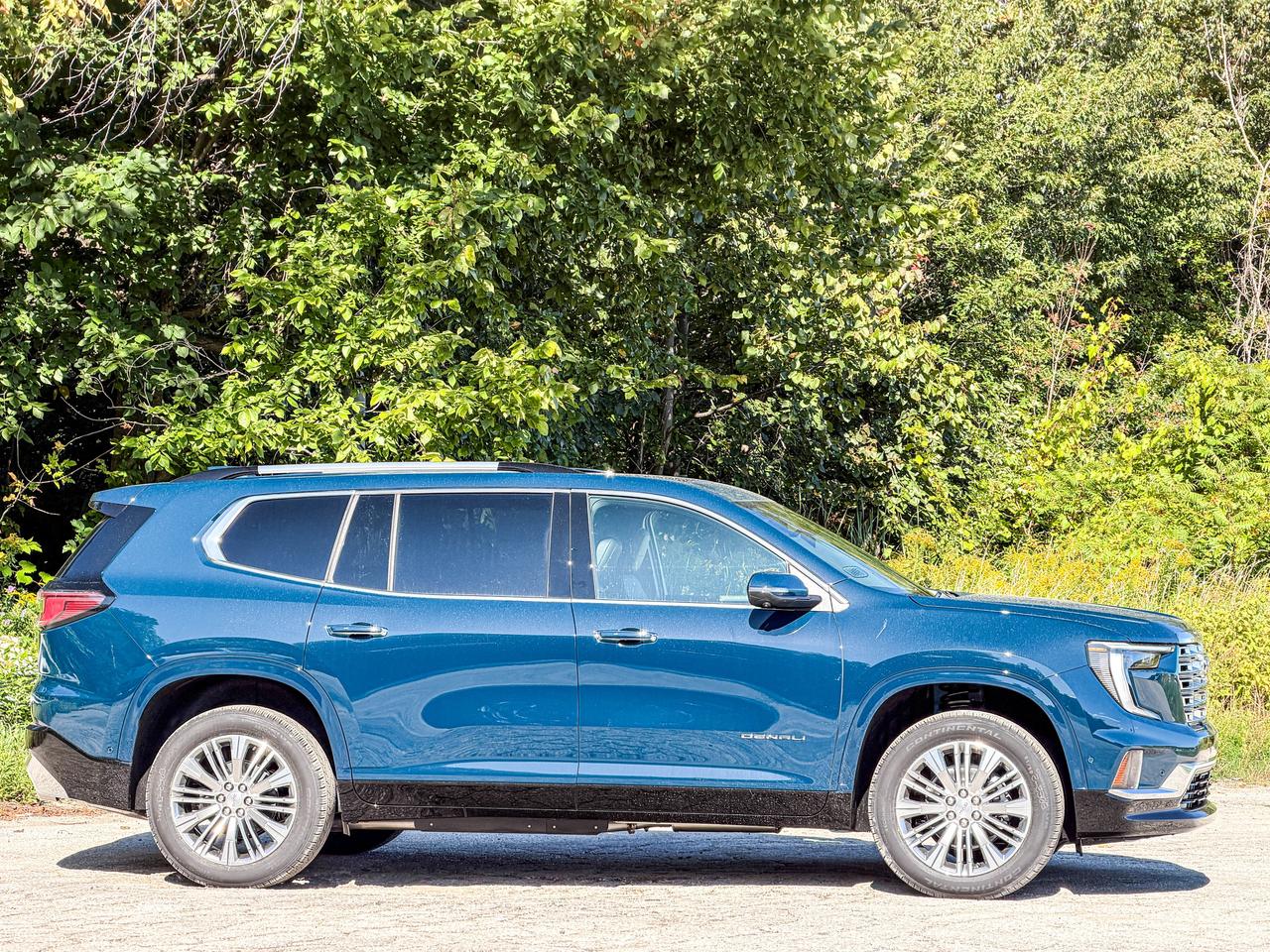 2027 GMC Acadia Denali Photo2
