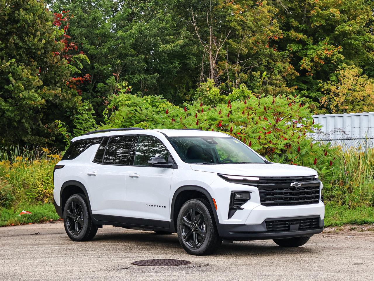 2027 Chevrolet Traverse LT Photo2