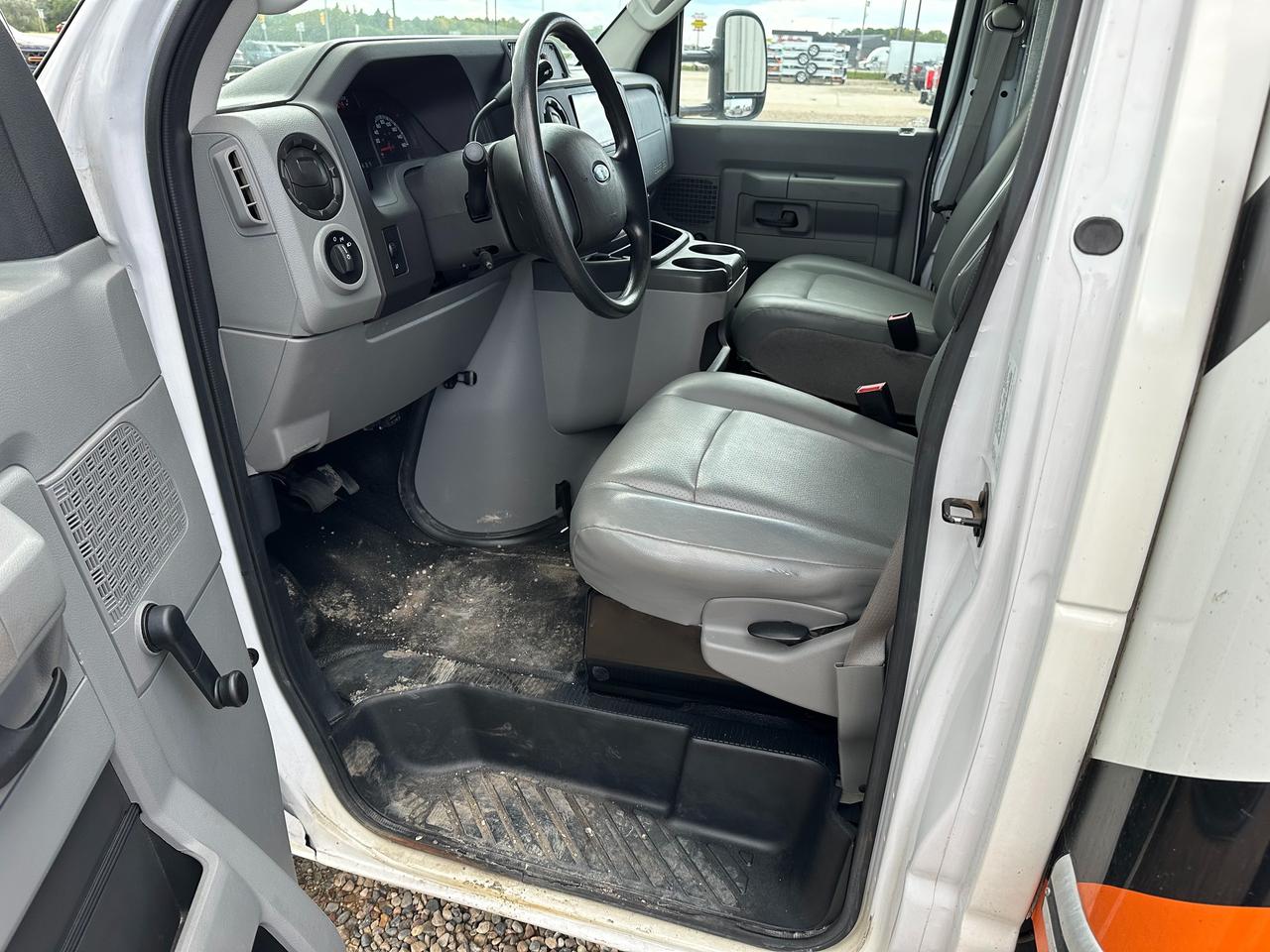 2017 Ford E450 E450 with 16' Cube Photo