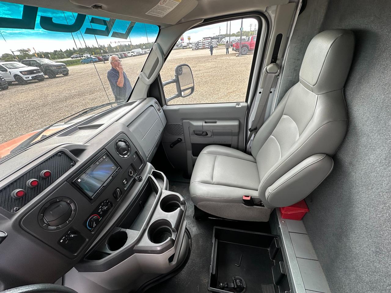 2017 Ford E450 E450 with 16' Cube Photo