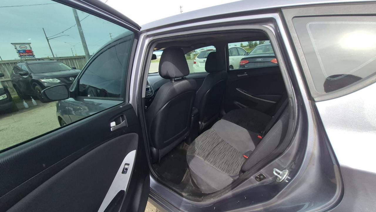 2015 Hyundai Accent AS IS,SE, HATCH, AUTO, 195KM, 4 CYL, GREAT ON FUEL Photo