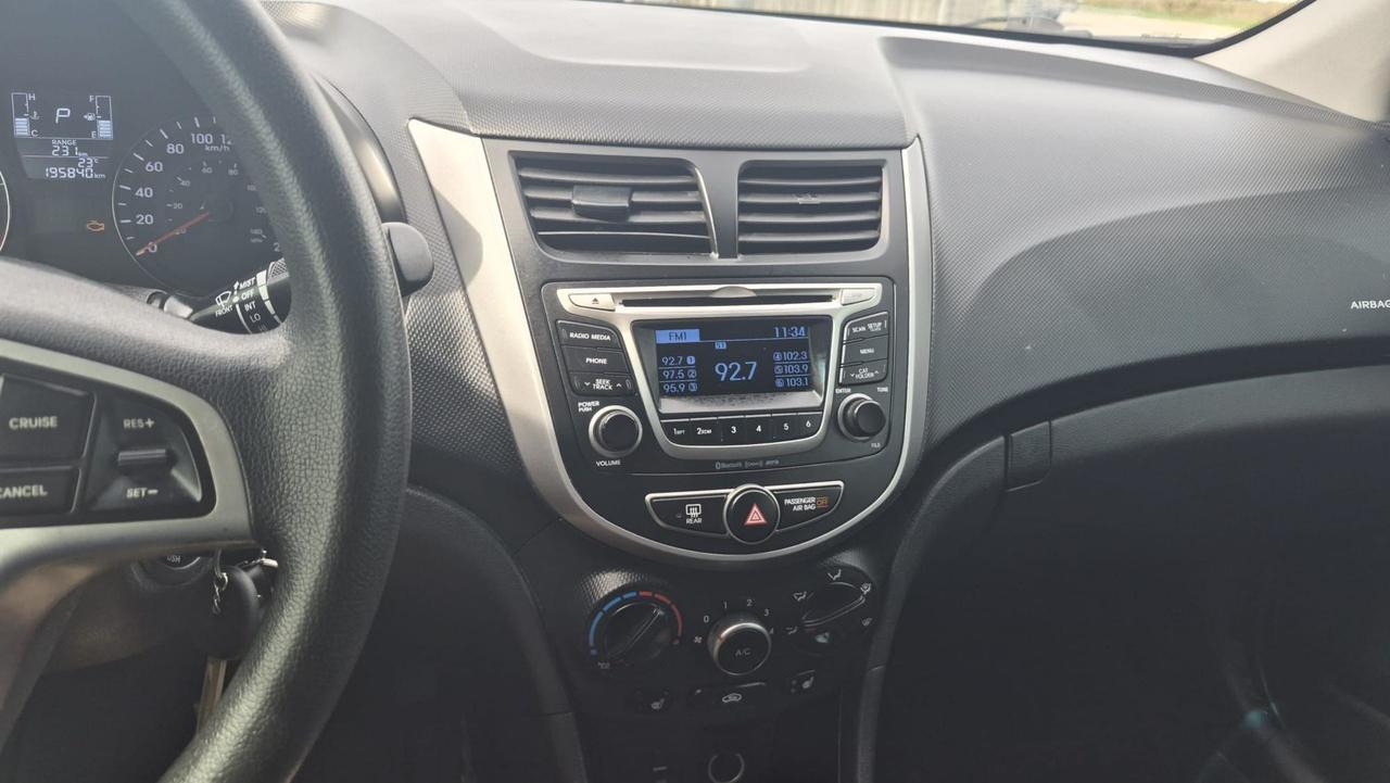 2015 Hyundai Accent AS IS,SE, HATCH, AUTO, 195KM, 4 CYL, GREAT ON FUEL Photo