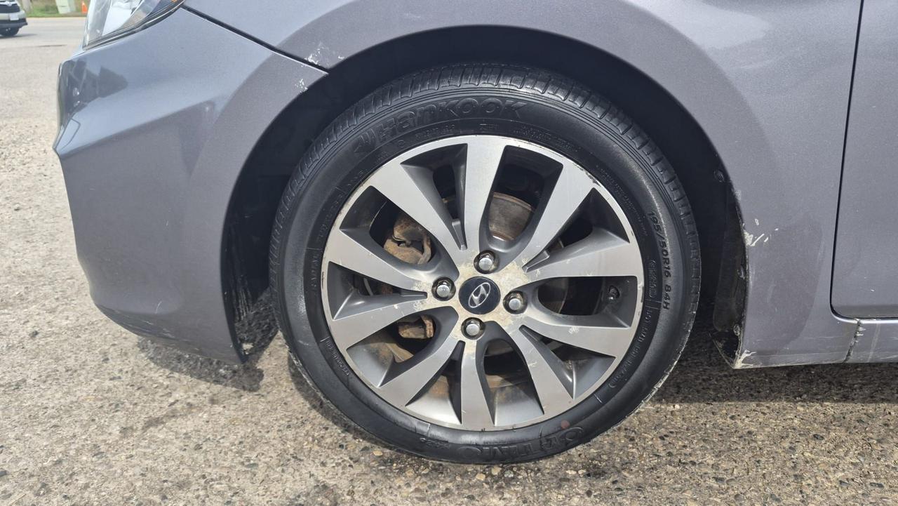 2015 Hyundai Accent AS IS,SE, HATCH, AUTO, 195KM, 4 CYL, GREAT ON FUEL Photo
