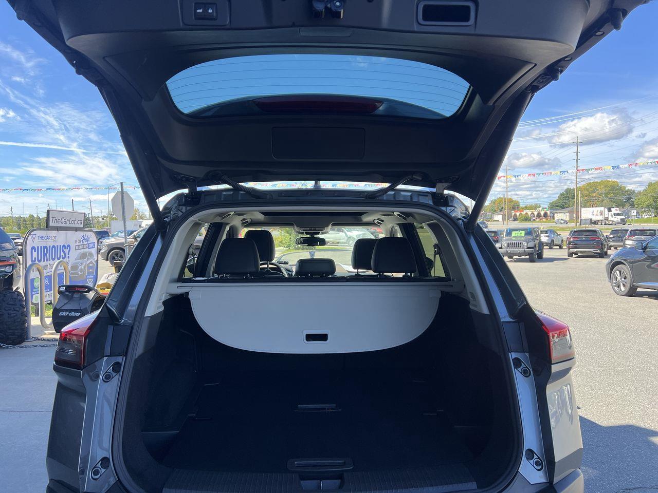 2023 Nissan Rogue SL AWD, MOONROOF, POWER LIFTGATE, LEATHER HEATED SEATS, NAV, BLIND SPOT SENSOR!! Photo
