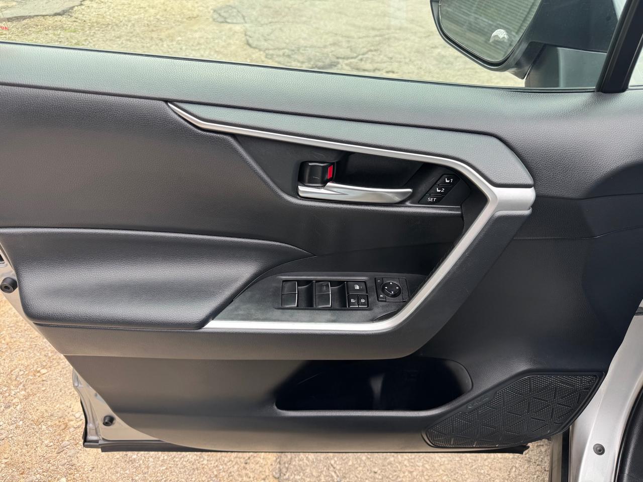 2019 Toyota RAV4 XLE AWD | Leather | Sunroof | BSM | TSS | Apple Car Play | Android Auto Photo