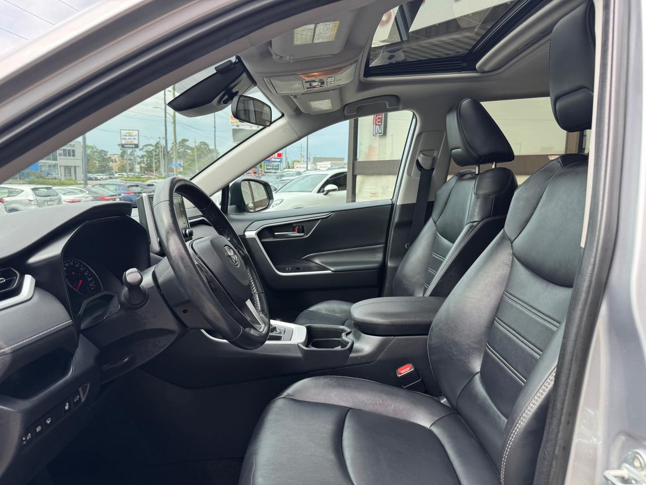 2019 Toyota RAV4 XLE AWD | Leather | Sunroof | BSM | TSS | Apple Car Play | Android Auto Photo