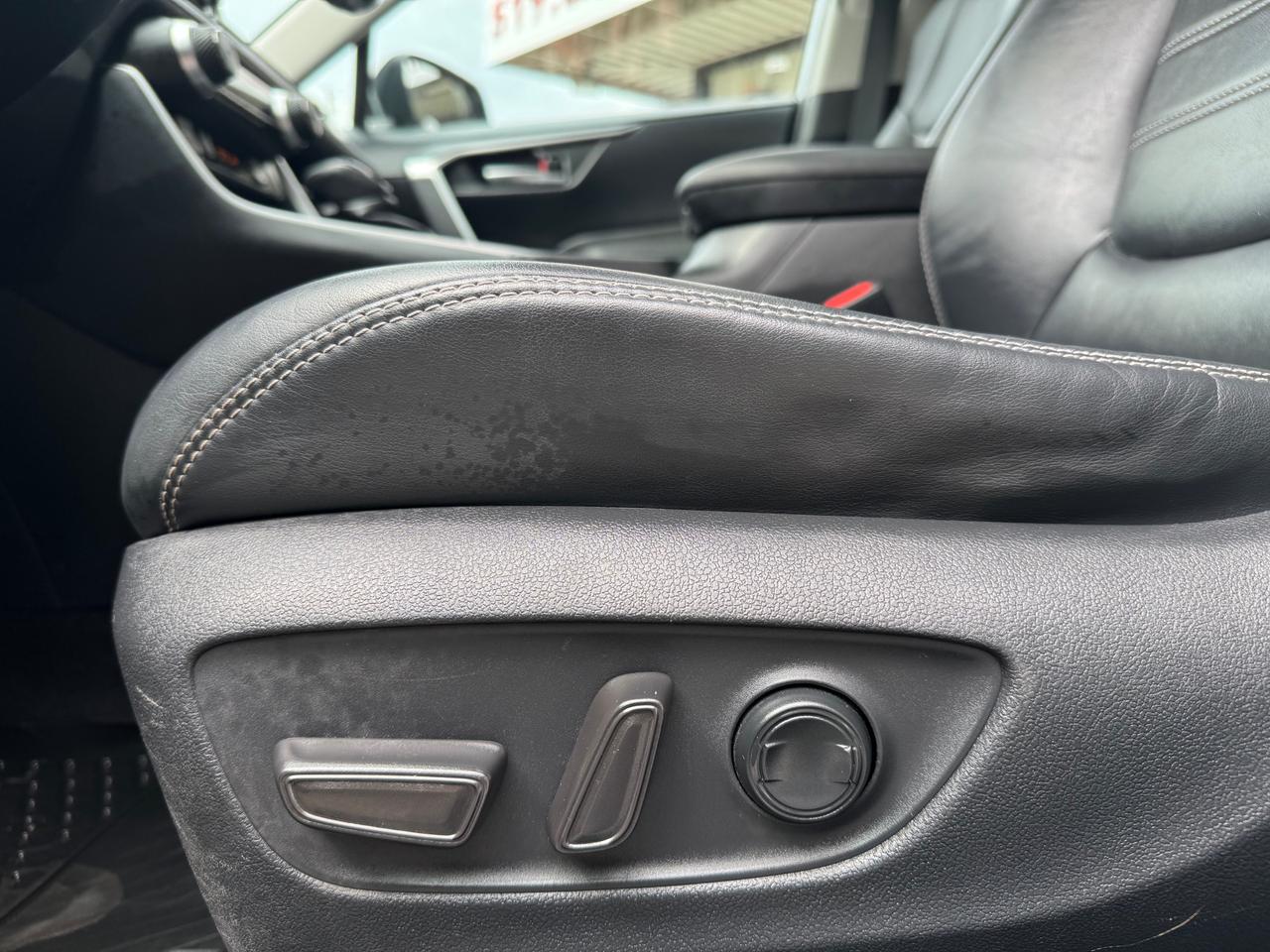 2019 Toyota RAV4 XLE AWD | Leather | Sunroof | BSM | TSS | Apple Car Play | Android Auto Photo