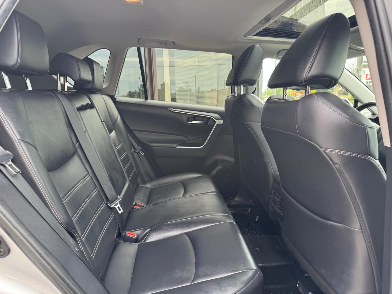 2019 Toyota RAV4 XLE AWD | Leather | Sunroof | BSM | TSS | Apple Car Play | Android Auto Photo