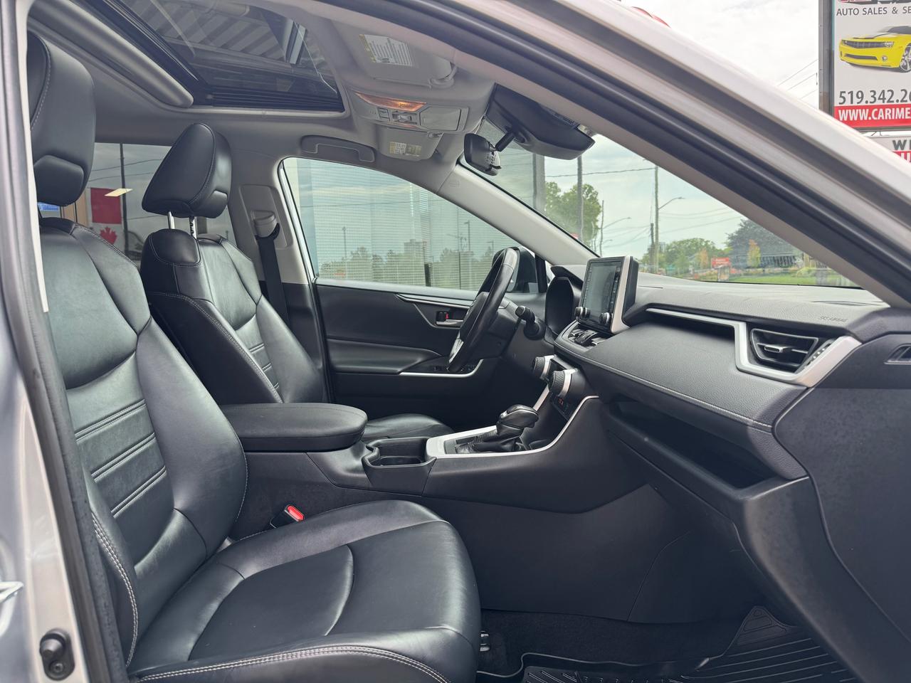 2019 Toyota RAV4 XLE AWD | Leather | Sunroof | BSM | TSS | Apple Car Play | Android Auto Photo