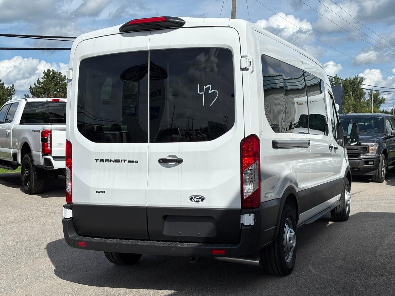 2026 Ford Transit Passenger Wagon Photo