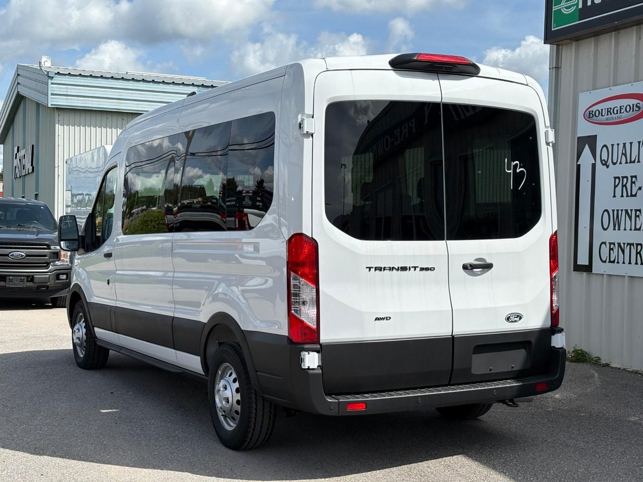 2026 Ford Transit Passenger Wagon Photo