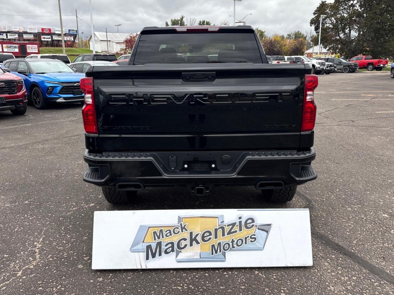 2026 Chevrolet Silverado 1500 Custom Trail Boss New 2026 Gas Powered V8 6 Passenger Crew Cab 4X4 Truck with a 2 Factory Installed Lift, Push Button Start with Remote Vehicle Start and a 7 Diagonal Touchscreen Radio with Wireless Apple CarPlay and W Photo4