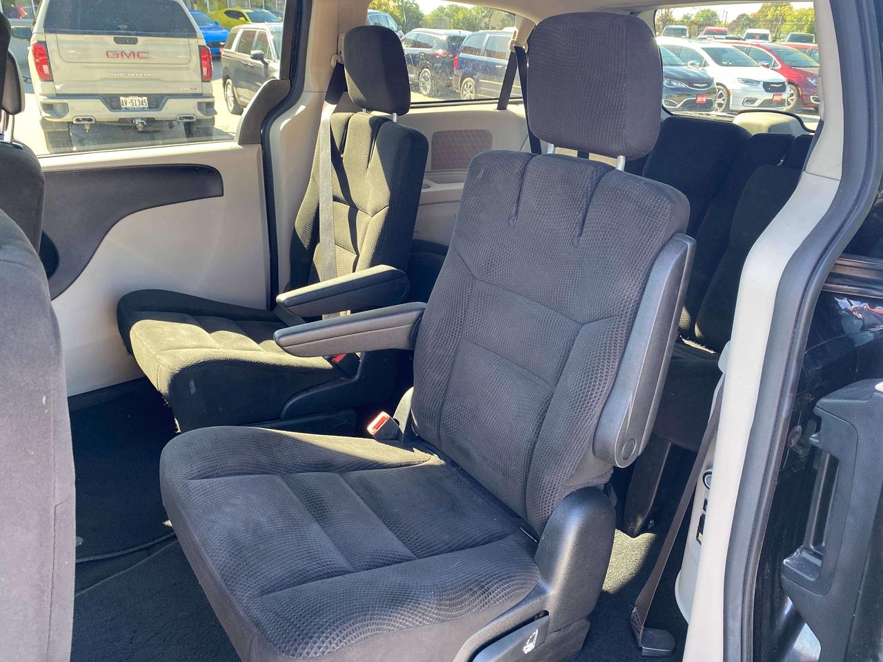 2017 Dodge Grand Caravan SXT, 7 PASSENGER! Photo